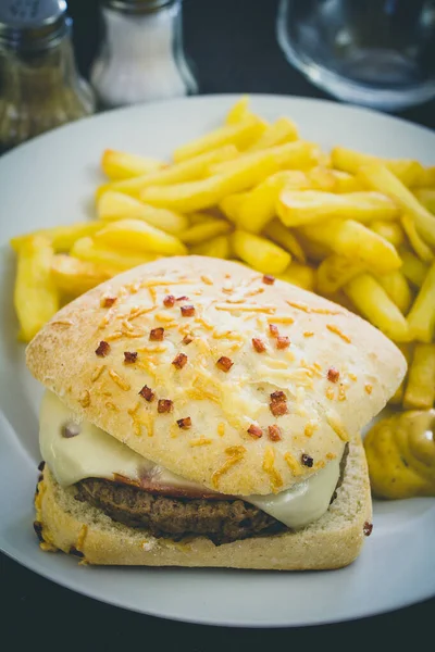 Cheeseburger Frytkami Sosem — Zdjęcie stockowe
