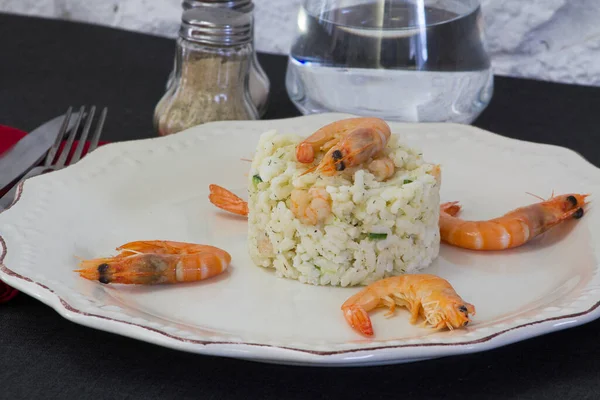 Risotto Com Camarões Placa Branca — Fotografia de Stock