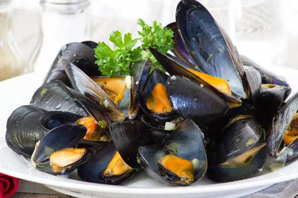 Beyaz tabakta midyeler