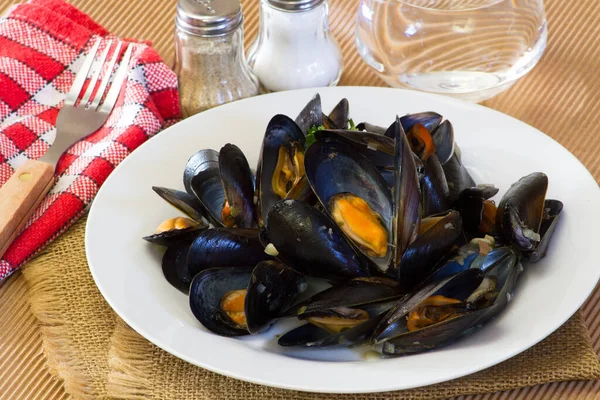 Beyaz tabakta midyeler