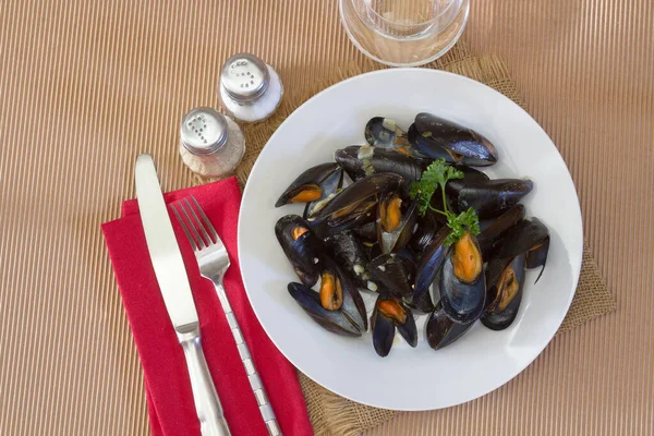 Beyaz tabakta midyeler