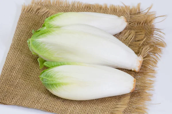 Mehrere Rohe Endivien Auf Einem Holztisch — Stockfoto