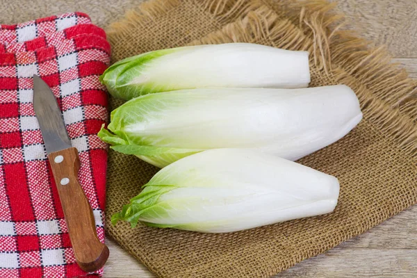 Beberapa Endives Mentah Atas Meja Kayu — Stok Foto