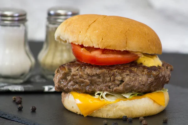 Домашний Гамбургер Говядиной Помидорами Сыром — стоковое фото