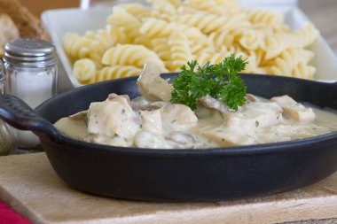 Maydanoz ve makarna soslu tavuk mantarı 