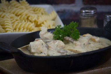 Maydanoz ve makarna soslu tavuk mantarı 