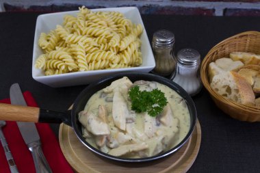 Maydanoz ve makarna soslu tavuk mantarı 