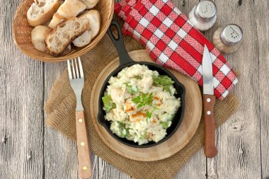 Tahta masada sebzeli kızarmış tavuk.