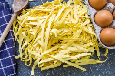 Masada malzemeli çiğ makarna. 