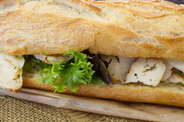 Tahtada tavuklu sandviç.