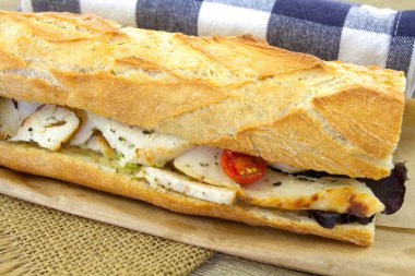 Tahtada tavuklu sandviç.