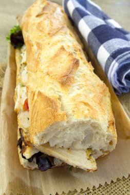 Tahtada tavuklu sandviç.