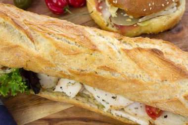 Tahtada tavuklu sandviç.