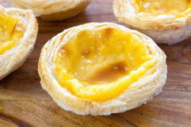 Kremalı ev yapımı puf böreği, küçük Portekiz turtası.