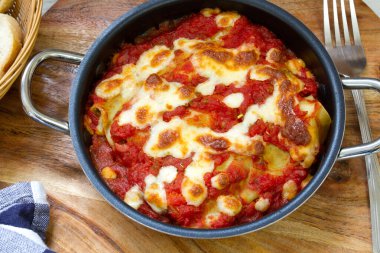 Lezzetli biftek cannelloni yemeği.