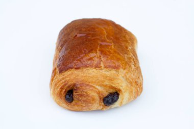 Beyaz arka planda izole edilmiş taze kuru üzümlü çörek. 