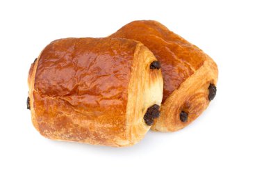 Beyaz arka planda izole edilmiş taze kuru üzümlü çörekler. 