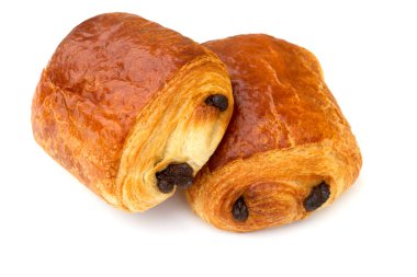 Beyaz arka planda izole edilmiş taze kuru üzümlü çörekler. 