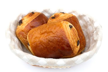 Sepette taze kuru üzümlü çörekler.