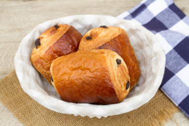 Sepette taze kuru üzümlü çörekler.