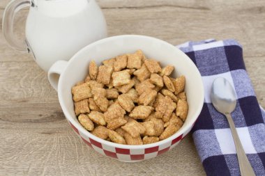 Kahvaltı için mısır gevreği ve süt.