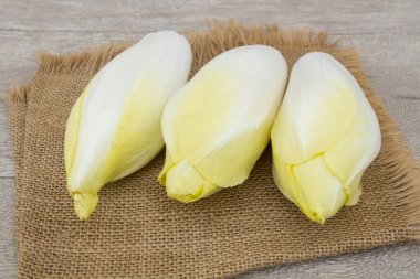 Tahta bir masada birkaç çiğ hindiba.