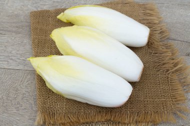 Tahta bir masada birkaç çiğ hindiba.