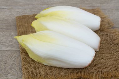 Tahta bir masada birkaç çiğ hindiba.