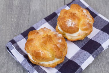 Pudra şekerli ve kremalı ev yapımı profiteroller.