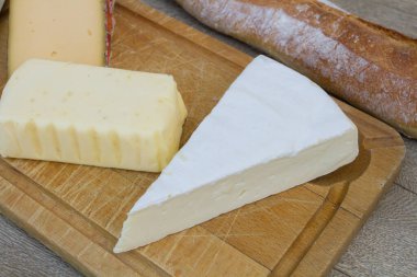 Tahtadaki çeşitli peynir çeşitleri