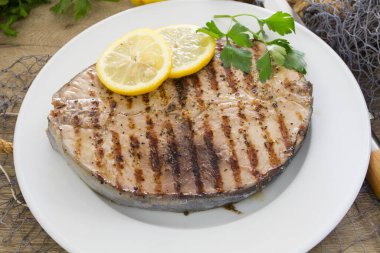 Limonlu ızgara balık ve salata.