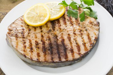 Limonlu ızgara balık ve salata.