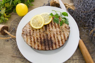 Limonlu ve maydanozlu ızgara balık.