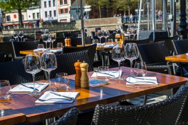 Kafe terasındaki restoran masaları. 