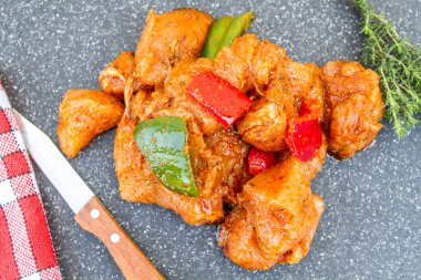 Taze sebzeli marine edilmiş tavuk parçaları.