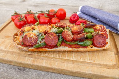 Salamlı ve peynirli pizza.