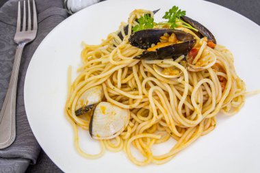 Tabakta deniz mahsulleri olan spagetti.