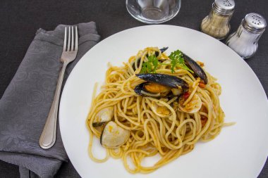 Tabakta deniz mahsulleri olan spagetti.