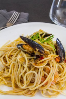 Tabakta deniz mahsulleri olan spagetti.