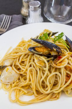 Tabakta deniz mahsulleri olan spagetti.