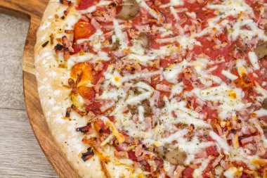 Jambonlu, peynirli ve mantarlı pizza.