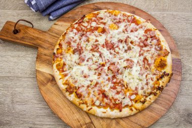 Jambonlu, peynirli ve domates soslu pizza. 