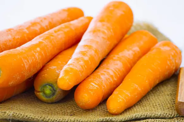 Carottes Fraîches Isolées Sur Fond Blanc — Photo