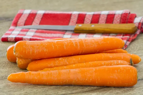 Carottes Fraîches Sur Table Bois — Photo