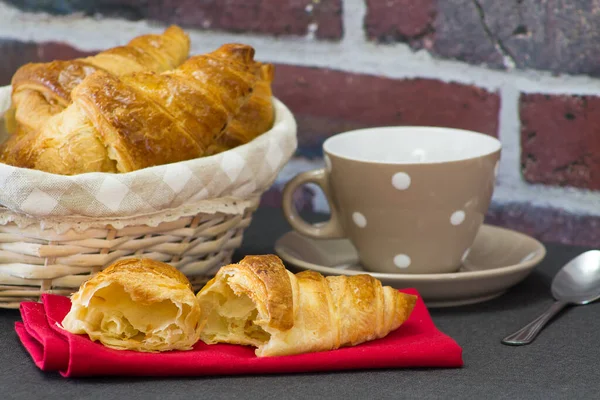 Frische Croissants Und Eine Tasse Kaffee Auf Einem Holztisch — Stockfoto