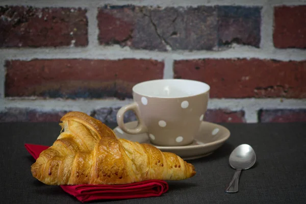 Morgenmad Med Croissanter Kaffe Træbord - Stock-foto