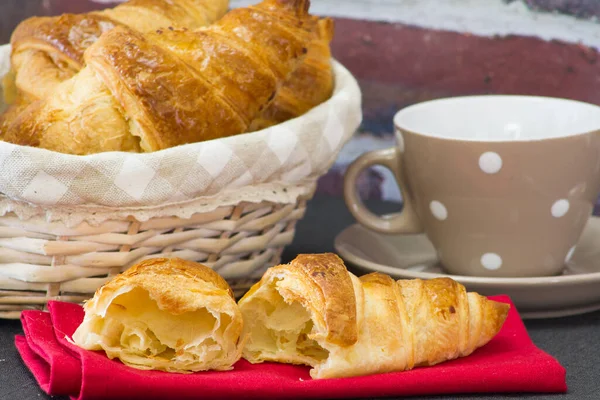 Frühstück Mit Croissants Und Kaffee Auf Einem Holztisch — Stockfoto