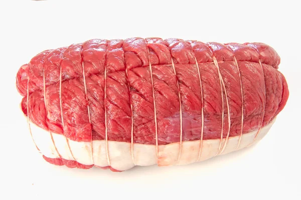 Carne Crua Com Ingredientes Isolados Sobre Fundo Branco — Fotografia de Stock