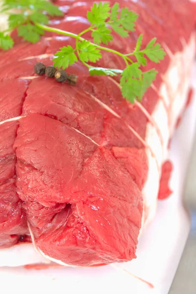 Viande Bœuf Crue Avec Des Ingrédients Isolés Sur Fond Blanc — Photo