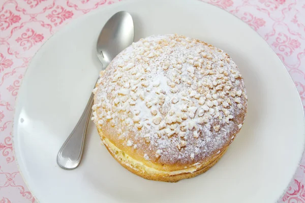 Beyaz Tabakta Çörek — Stok fotoğraf